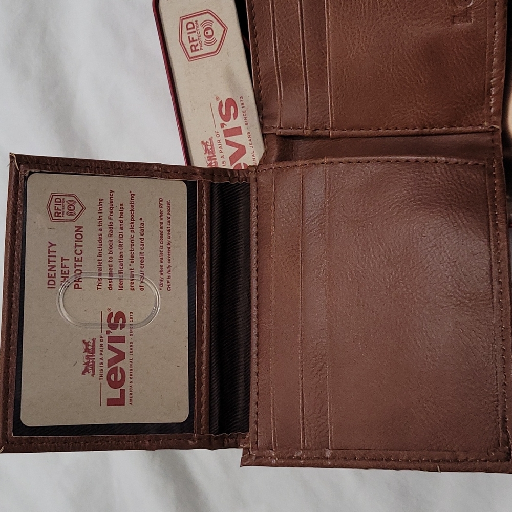 Levi's Rfid Tan Wallet - Picture 3 of 6